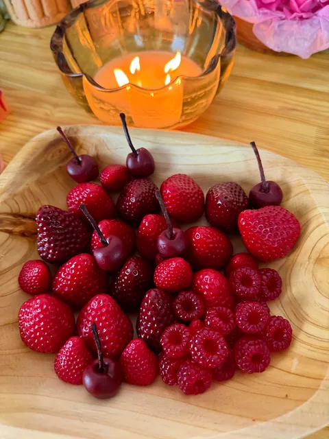 Piezas decorativas de cera con forma de fresas, frambuesas, moras y cerezas